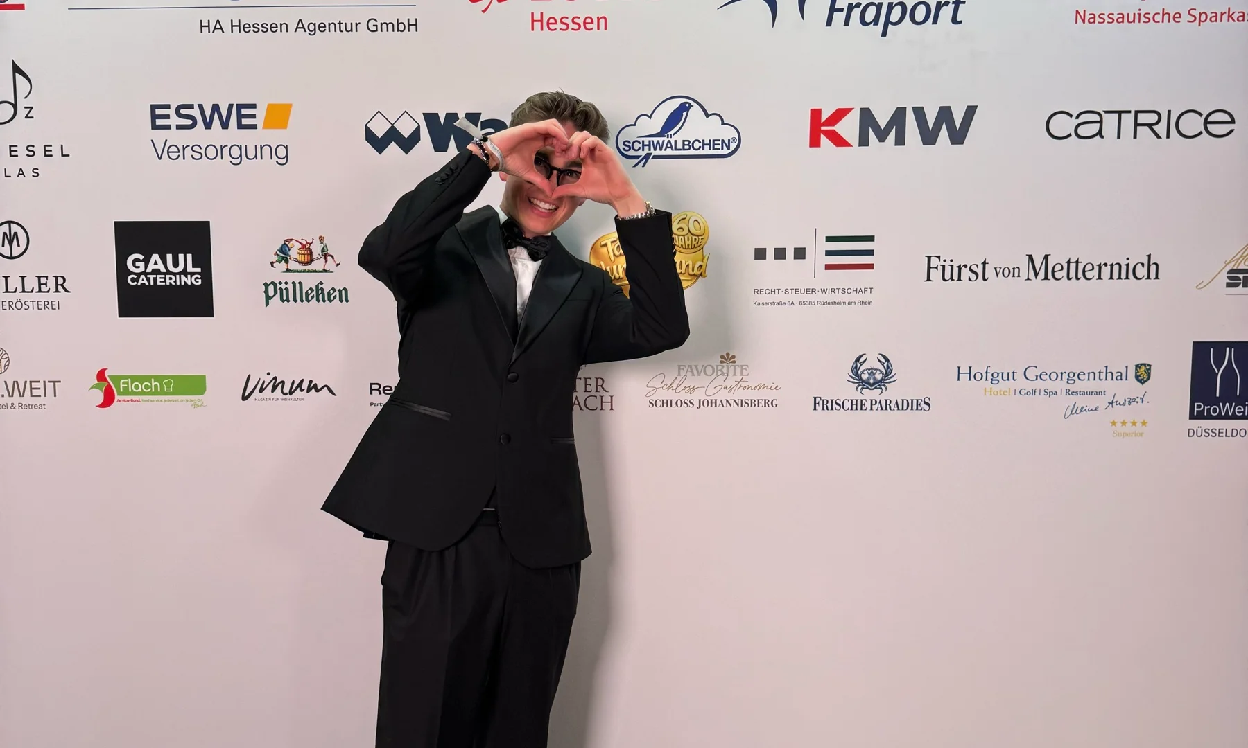 Luis Tillman formt beim Ball des Weines im Kurhaus Wiesbaden ein Herz mit den Händen