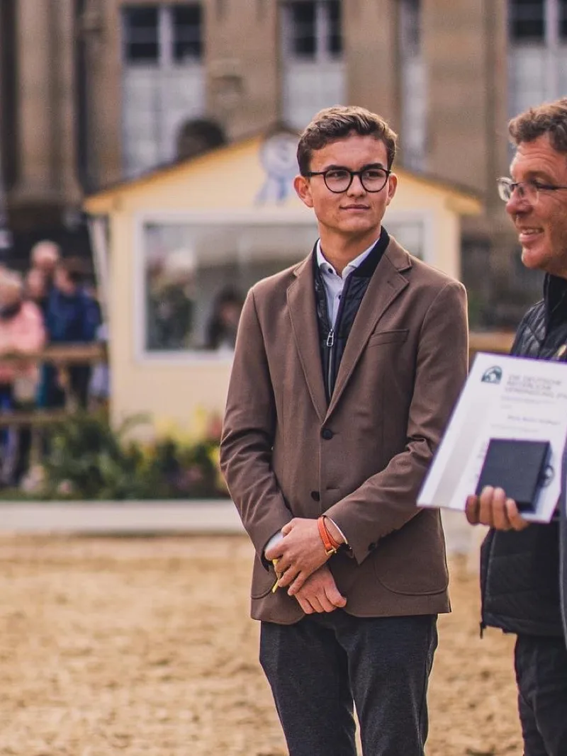 Luis Tillman bei einer Siegerehrung auf einem internationalen Reitturnier